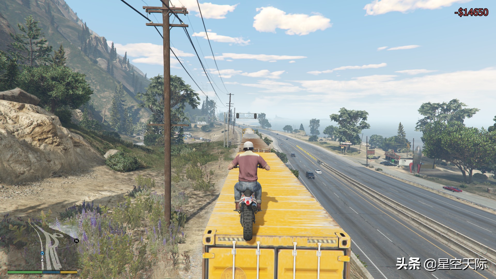 GTA5：任務讓崔佛開摩托車沖上火車，任務有點難，小星失敗好幾次