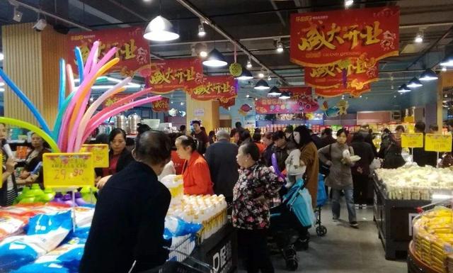大多實體書店瀕臨倒閉，可這家小書店運用免費模式，年收入超百萬