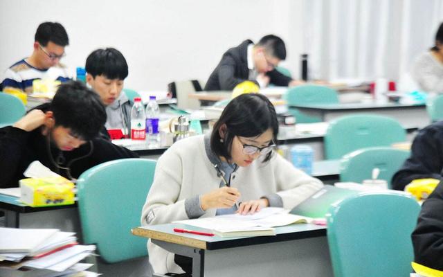 大多實體書店瀕臨倒閉，可這家小書店運用免費模式，年收入超百萬