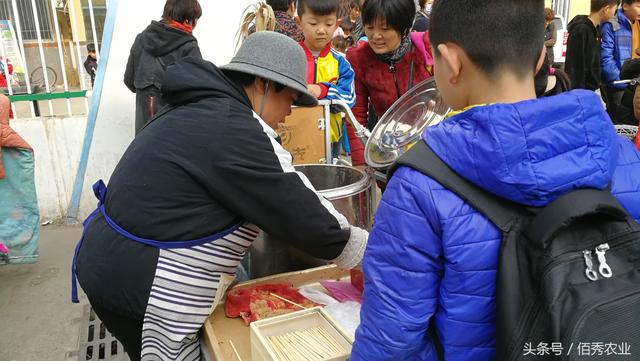 農村學校門口的那些小生意，若想做好，價格便宜還要有特色！