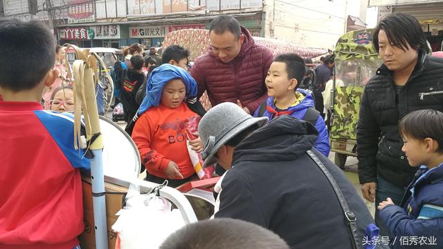 農村學校門口的那些小生意，若想做好，價格便宜還要有特色！