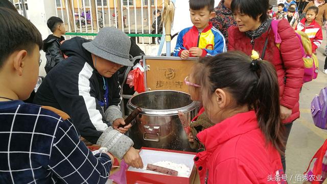 農村學校門口的那些小生意，若想做好，價格便宜還要有特色！