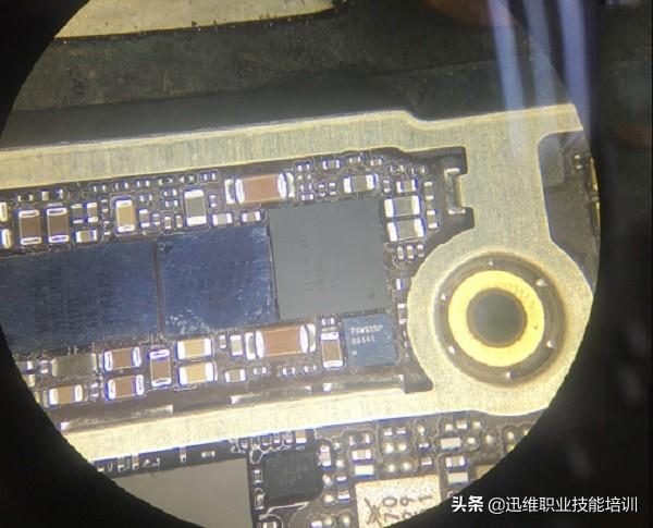 iPhone手機充不進電換電池無效，問題在這，動一下充電快得飛起來