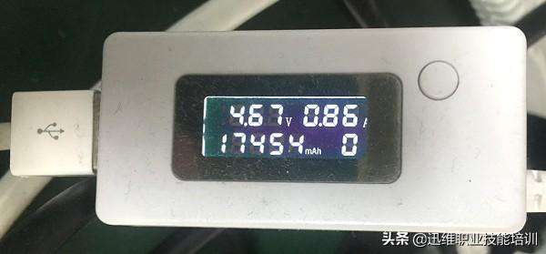 iPhone手機充不進電換電池無效，問題在這，動一下充電快得飛起來