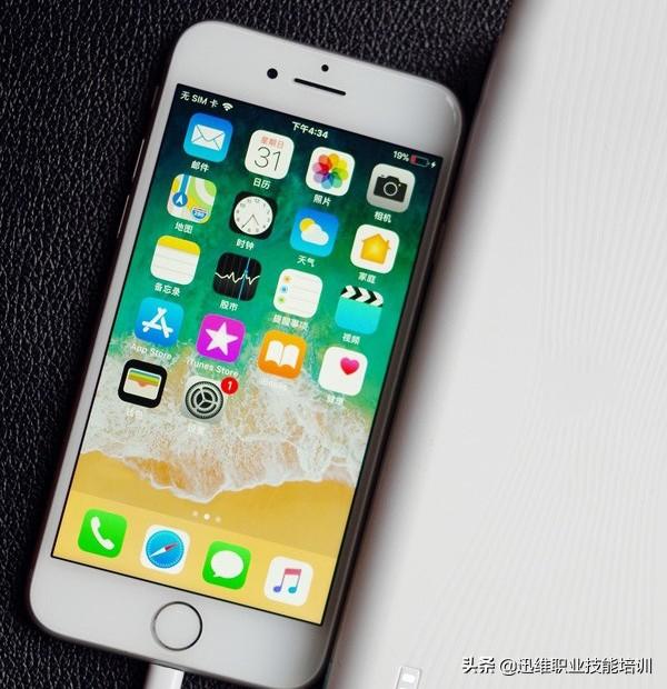 iPhone手機充不進電換電池無效，問題在這，動一下充電快得飛起來