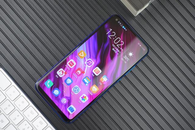 誰說百元機是電子垃圾，這三款百元機，吃雞無壓力
