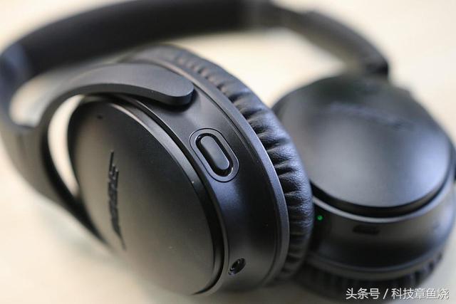 自從飛機上可以用手機后 降噪耳機就成了剛需品