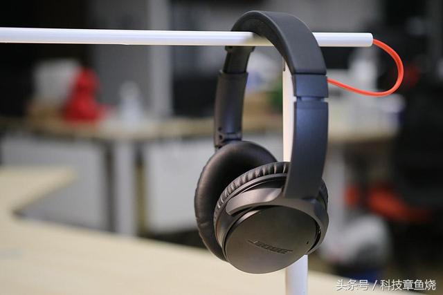 自從飛機上可以用手機后 降噪耳機就成了剛需品