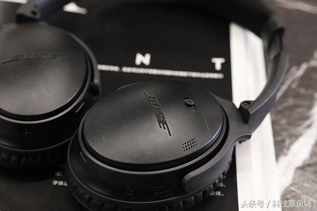 自從飛機上可以用手機后 降噪耳機就成了剛需品