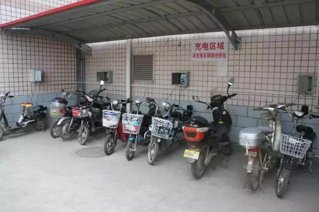 電動車充電，長時間不拔充電器有什么影響？修車師傅告訴你！