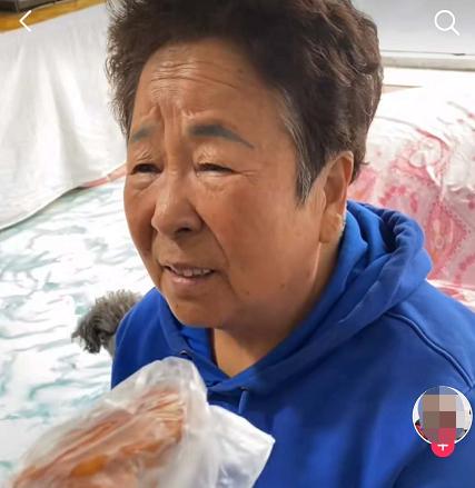 72歲田姥姥拍短視頻，半年漲粉1500萬，背后模式引發深思
