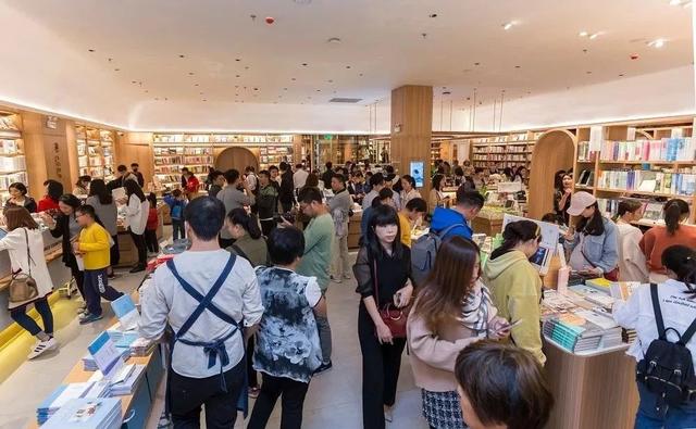 十點讀書要開書店了！線上"封神"線下真的賺錢嗎？