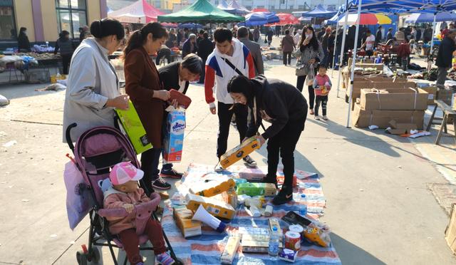 擺地攤小伙的創業之路，擺地攤三小時就賺了500元，他賣什么呀？