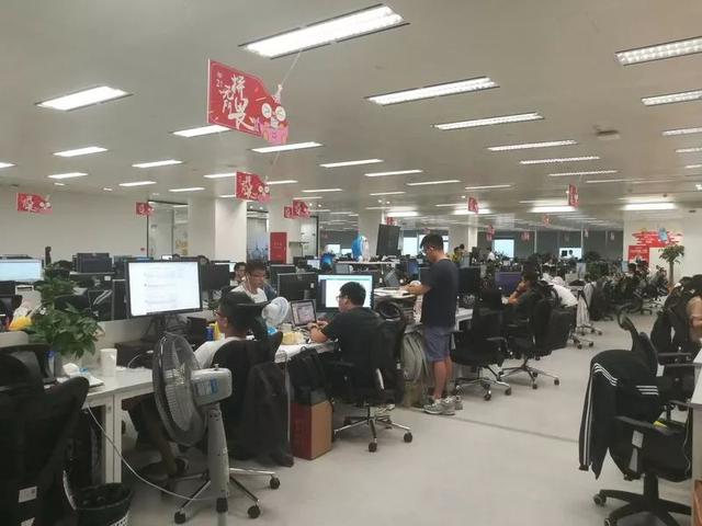 拼多多員工感慨：食堂沒有，辦公比網吧還擠，廁所永遠都排隊，慘
