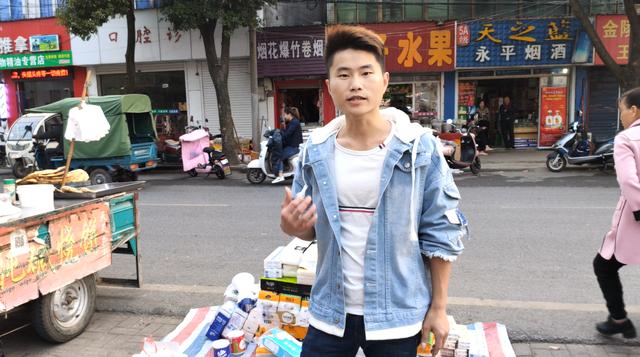 擺地攤小伙的創業之路，擺地攤三小時就賺了500元，他賣什么呀？
