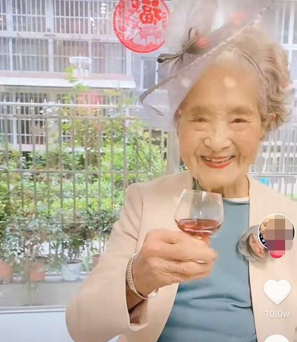 100歲“吃貨奶奶”拍視頻，粉絲高達588萬，學會3個技巧很重要