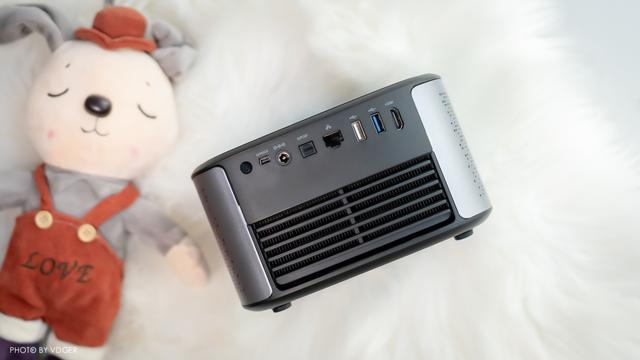 堅果J7S投影儀開箱體驗，1080P高清投影3899元值不值得買？