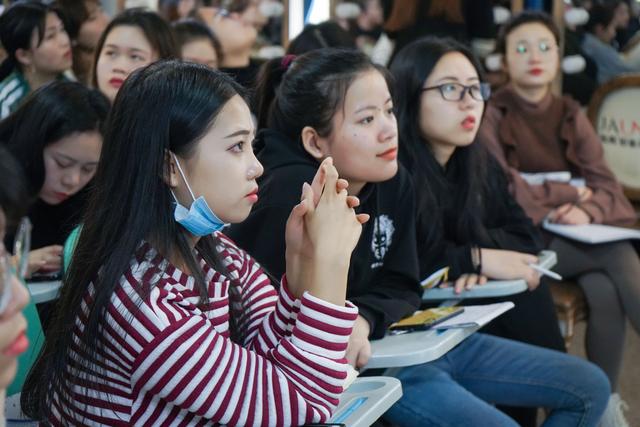 00后的女孩子適合學點什么手藝?現在女孩子學什么比較有“錢途”