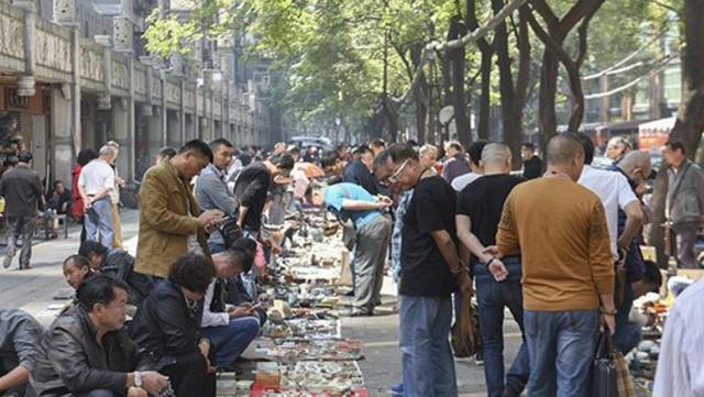 地攤經濟火爆，擺地攤賣什么最賺錢？圍繞擺地攤還有這些相關產業