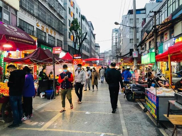 昆明最大的夜市—雙橋夜市，這里各種美食小吃，美女也很多