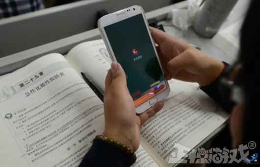 外國學校這么賺錢？靠學生違規玩手機來賺錢，玩一次105元就沒了
