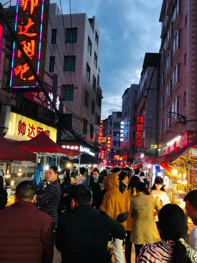 昆明最大的夜市—雙橋夜市，這里各種美食小吃，美女也很多