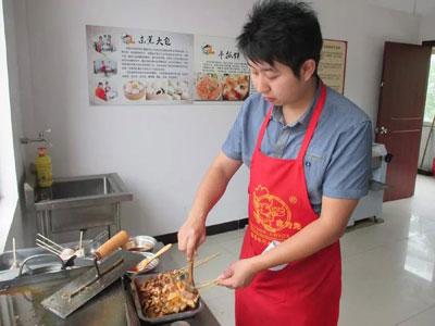 男人擺攤賣什么小吃好？簡單適合一個人擺攤的小吃項目