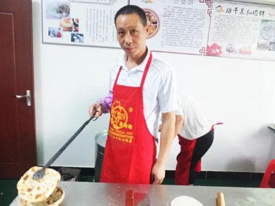 男人擺攤賣什么小吃好？簡單適合一個人擺攤的小吃項目