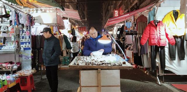 擺地攤老司機給你分享心得：擺地攤賣衣服月入過萬輕輕松松