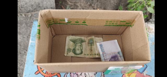 今天是擺無人售貨攤的第五天，一起來看看今天賺了多少錢吧