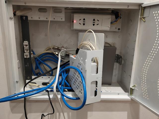 弱電箱網口不夠用，用華三8口千兆交換機搞定