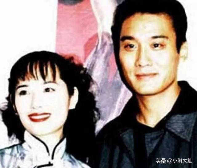 1984年，梁家輝拒絕“悔過”，遭臺灣封殺失業，與朋友一起擺地攤