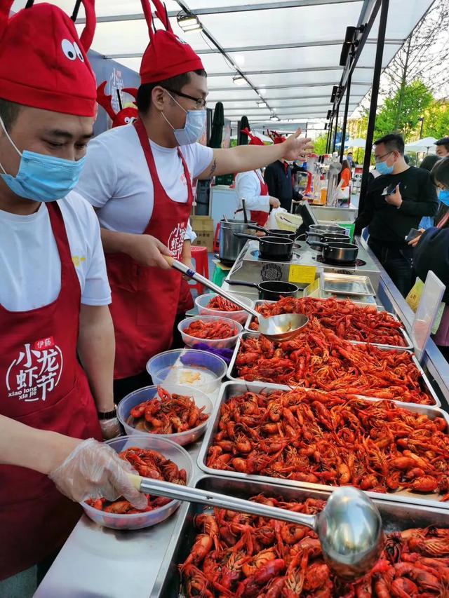 讓消費熱起來！成都商場上演花式活動吸客引流