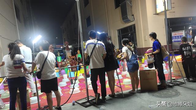 夜市擺地攤賣什么東西最火最受歡迎？