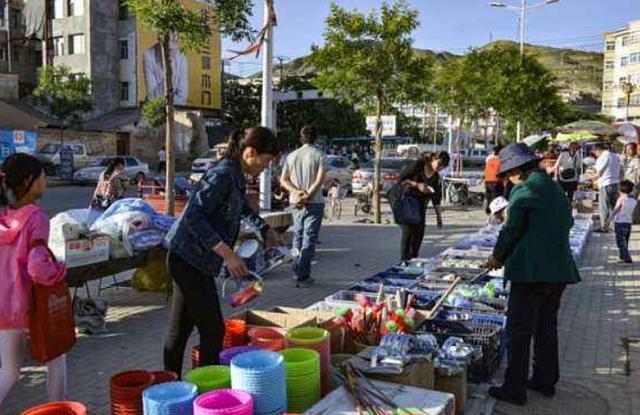 地攤經濟火爆，擺地攤賣什么最賺錢？圍繞擺地攤還有這些相關產業