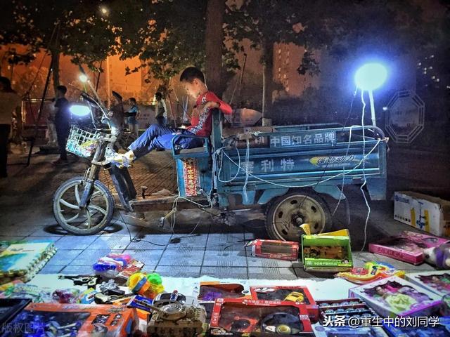 夜市中的玩具地攤，自己的擺攤見聞，說說賣什么玩具比較賺錢？