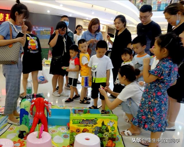 夜市中的玩具地攤，自己的擺攤見聞，說說賣什么玩具比較賺錢？