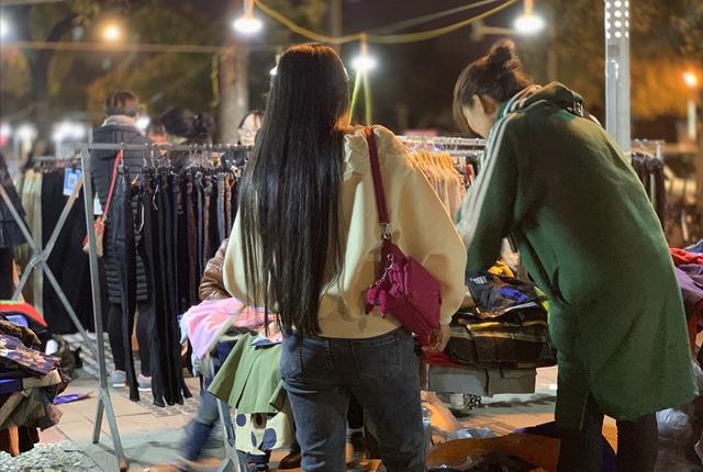擺地攤老司機給你分享心得：擺地攤賣衣服月入過萬輕輕松松