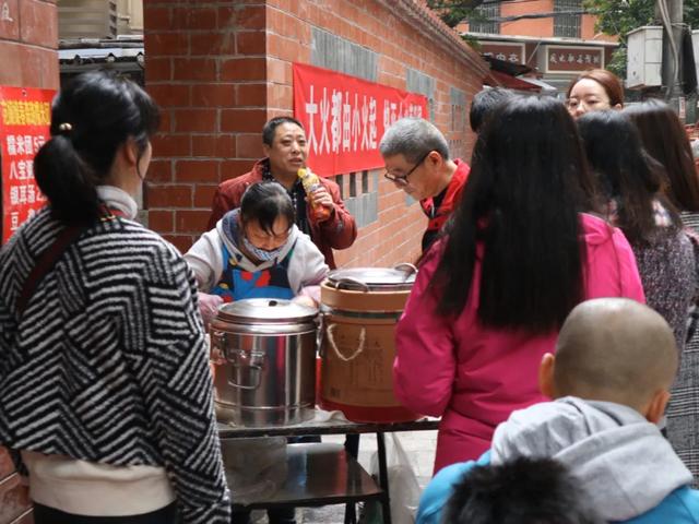 全員地攤時代來襲，重慶人擺攤賣什么最合適？