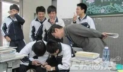 外國學校這么賺錢？靠學生違規玩手機來賺錢，玩一次105元就沒了