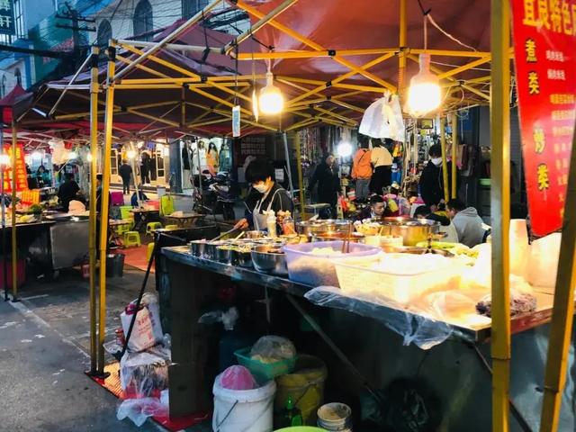 昆明最大的夜市—雙橋夜市，這里各種美食小吃，美女也很多