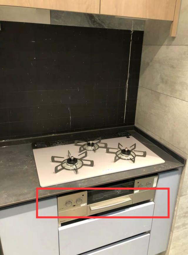 日本的燃氣灶和國內的有什么區別？自帶烤箱，功能多種多樣