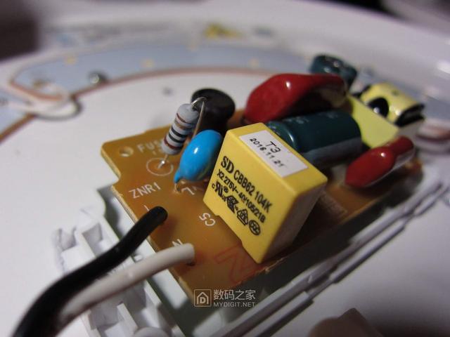 究竟是升級了還是縮水了？松下百元級LED吸頂燈對比評測