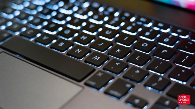比蘋果官方便宜一千塊，這款帶觸控板的 iPad Pro 鍵盤體驗如何？
