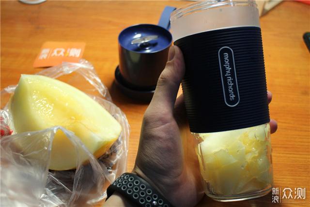 摩飛便攜榨汁杯，把美味揣進口袋