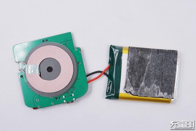 小巧精致，巧友4000mAh臻巧磁吸無線充電寶拆解
