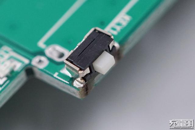 小巧精致，巧友4000mAh臻巧磁吸無線充電寶拆解