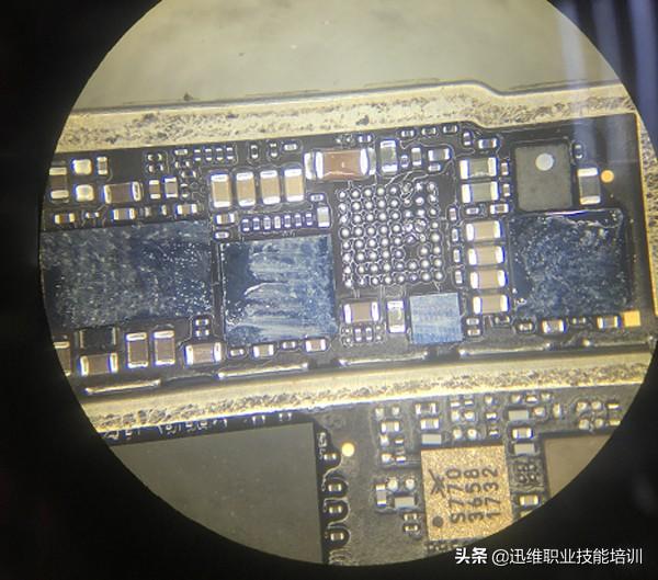 iPhone手機充不進電換電池無效，問題在這，動一下充電快得飛起來