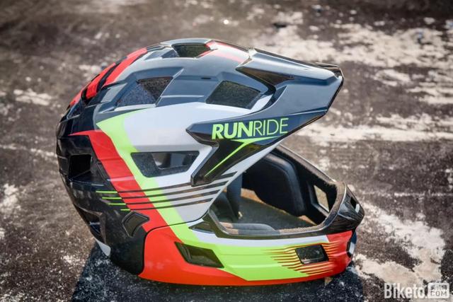 迪卡儂RUNRIDE 900競賽級全盔，兒童平衡車安全騎行必備