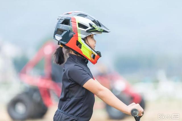 迪卡儂RUNRIDE 900競賽級全盔，兒童平衡車安全騎行必備